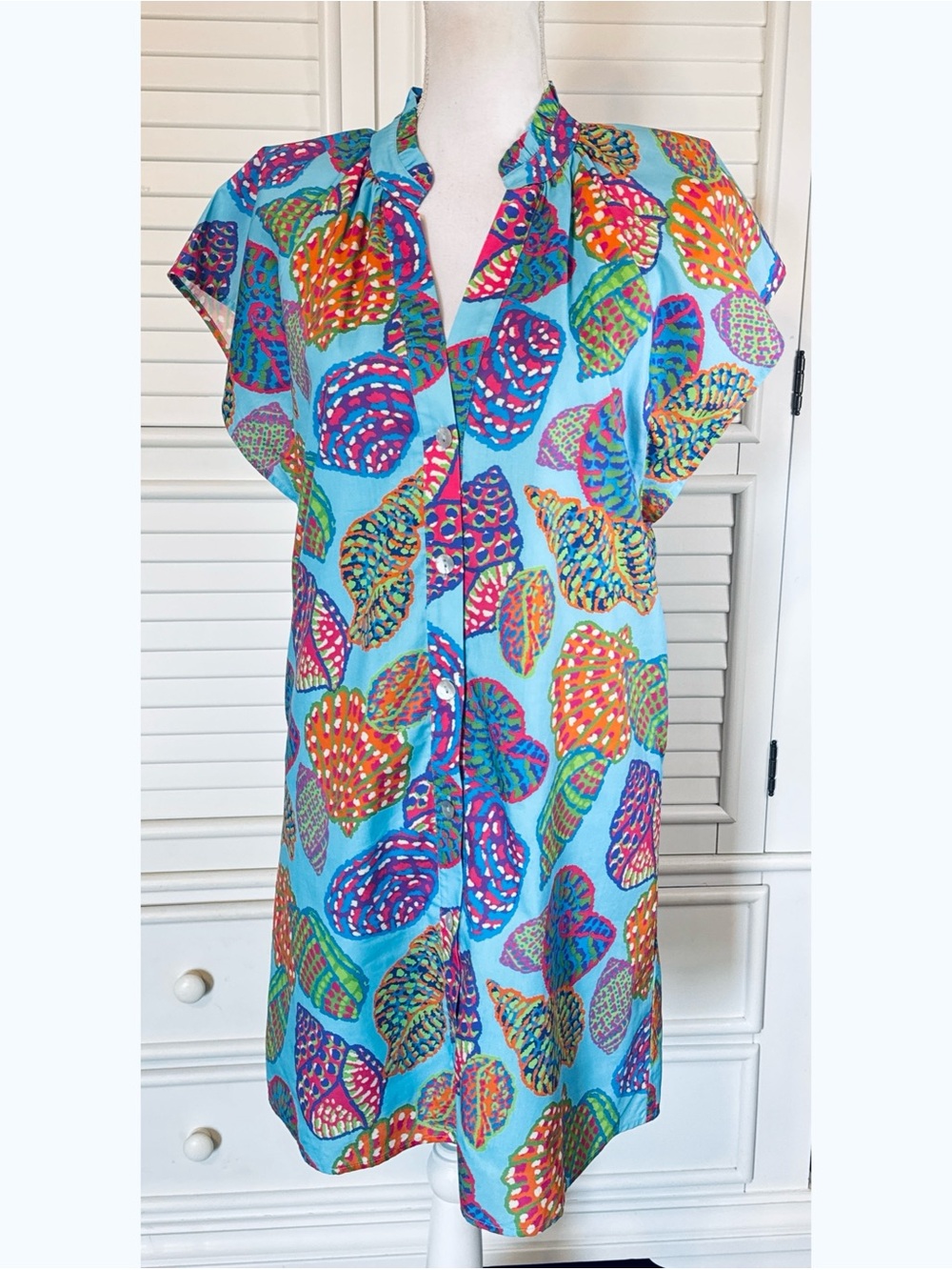 THML Colorful Seashell Print Shift Dress
Size Medium